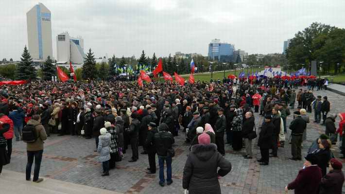 В Донбассе коммунисты и регионалы митинговали друг против друга