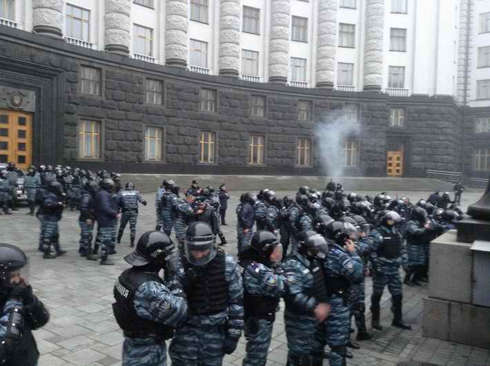 В милиции заверили, что это участники Евромайдана кинули в правохранителей дымовую шашку