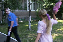 FEMENистка за непризнание факта похищения в Донецке бросила торт в лицо главе пресс-службы МВД (Видео) FEMENистка за непризнание факта похищения в Донецке бросила торт в лицо главе пресс-службы МВД (Видео)