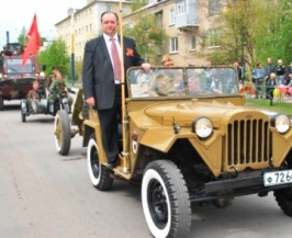 9 Мая с парадом и стрижкой ветеранов или праздник «в пику» друг другу. Обзор луганских СМИ 9 Мая с парадом и стрижкой ветеранов или праздник «в пику» друг другу. Обзор луганских СМИ