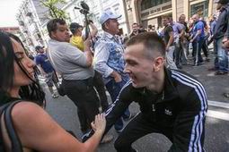 Избивший журналистку Вадик Румын заявил, что его наняла оппозиция, а "барышня сама упала" (Видео) Избивший журналистку Вадик Румын заявил, что его наняла оппозиция, а "барышня сама упала" (Видео)