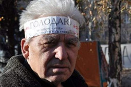 Янукович подписал закон, лишающий льгот чернобыльцев Янукович подписал закон, лишающий льгот чернобыльцев