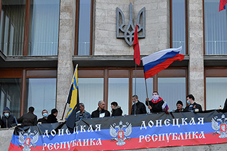 Сепаратисты в Донецке провозгласили создание Независимой Донецкой республики и "включили" ее в Россию Сепаратисты в Донецке провозгласили создание Независимой Донецкой республики и "включили" ее в Россию