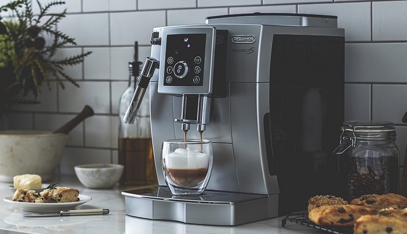 Кофемашина Delonghi за работой