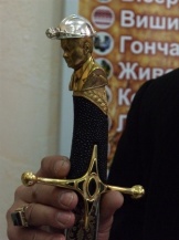 Луганский креатив: золотой Янукович в шахтерской каске с бриллиантом Луганский креатив: золотой Янукович в шахтерской каске с бриллиантом