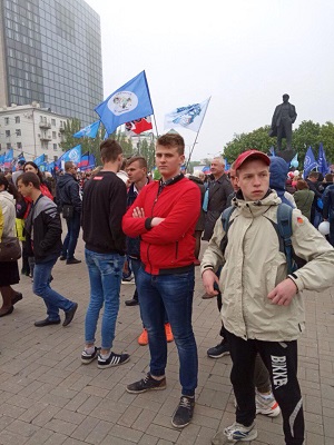 В "ДНР" боевики из "народных дружин" не пустили на первомайский митинг главного коммуниста (ФОТО) В "ДНР" боевики из "народных дружин" не пустили на первомайский митинг главного коммуниста (ФОТО)