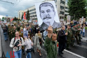 Власти "ДНР" в "Бессмертный полк" записали тирана Сталина, боевиков Моторолу и Гиви с Захарченко (ФОТО) Власти "ДНР" в "Бессмертный полк" записали тирана Сталина, боевиков Моторолу и Гиви с Захарченко (ФОТО)