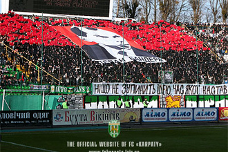 Бандеровский красно-черный флаг стал официальным символом "Карпат". Назло ФИФА