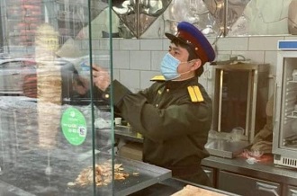 В Москве закрыли кафе с шаурмой "от Сталина" и официантами в форме НКВД (ФОТО) В Москве закрыли кафе с шаурмой "от Сталина" и официантами в форме НКВД (ФОТО)