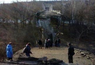 «Покинуть нельзя вернуться». СМИ о новых пропусках, взорванных мостах и провокационных блокпостах на дороге в Луганск «Покинуть нельзя вернуться». СМИ о новых пропусках, взорванных мостах и провокационных блокпостах на дороге в Луганск