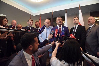 Захарченко не уверен, состоятся ли прописанные в "конституции" выборы, но на всякий случай урезал сроки их подготовки Захарченко не уверен, состоятся ли прописанные в "конституции" выборы, но на всякий случай урезал сроки их подготовки