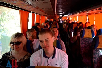 "Паспортный туризм": власти "ДНР" отвезли в Ростовскую область первую группу "новых русских" "Паспортный туризм": власти "ДНР" отвезли в Ростовскую область первую группу "новых русских"