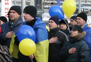 Донецк соборный. Скромный праздник у памятника Донецк соборный. Скромный праздник у памятника