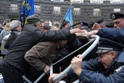 Луганские шахтеры штурмовали Кабмин. Их поддержали активисты Украины Луганские шахтеры штурмовали Кабмин. Их поддержали активисты Украины