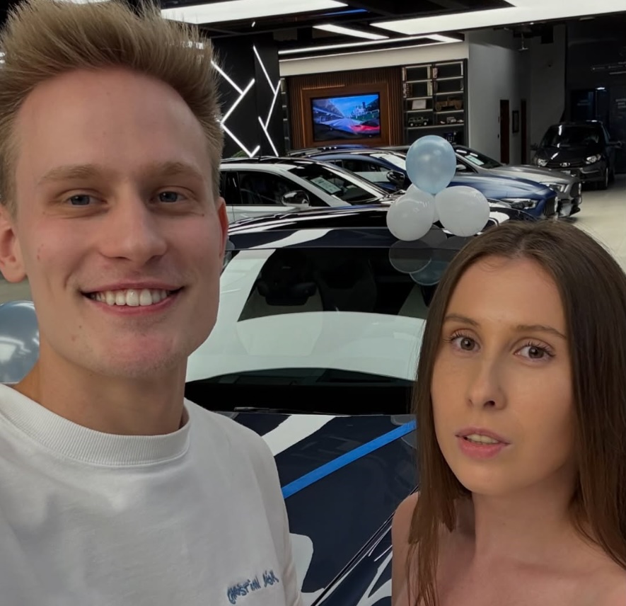 Александр Орловский в салоне Bentley со своей девушкой