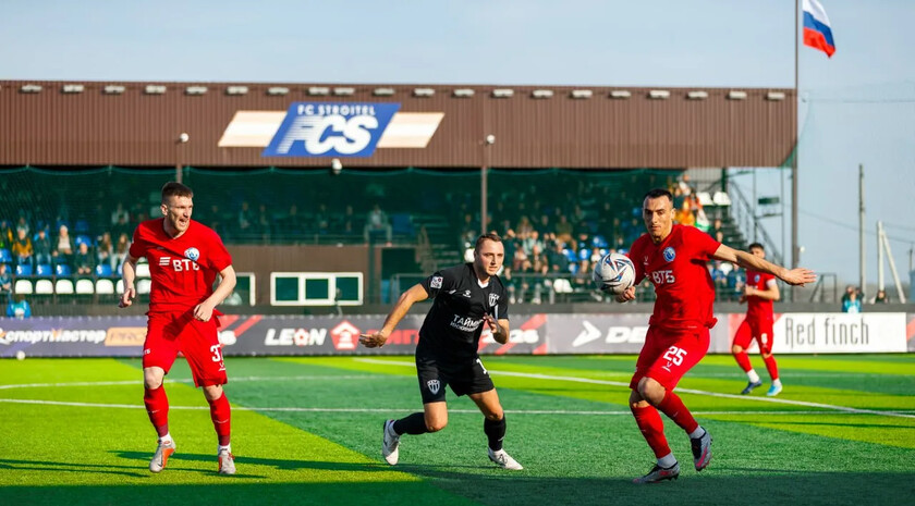 Клон луганської «Зорі» розпочав сезон у Другій лізі російського футболу з розгромної поразки: удар по м’ячу чиновника з адміністрації ватажка «ЛНР» не врятував команду