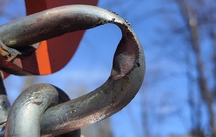 Розвалюються на очах: дитячі майданчики, які «шефи» пафосно відкривають у «ДНР», небезпечні для життя і здоров’я дітей