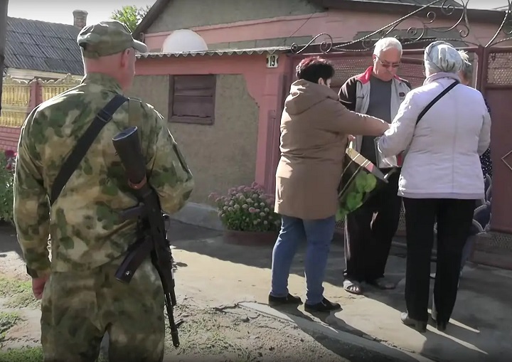 Путін збрехав, що «виборці» на фейкових «виборах» на окупованих територіях під обстрілами вишиковувалися в черги до урн для голосування