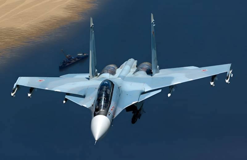 В окупованому Криму розбився черговий військовий літак ВС РФ. У мережі пишуть, що екіпаж катапультувався, а некерований борт упав на житловий будинок.