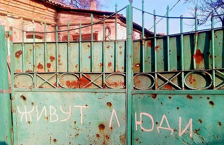 Тут жили люди: в мережі показали, як через чотири роки після окупації виглядає історична вулиця Куїнджі в Маріуполі