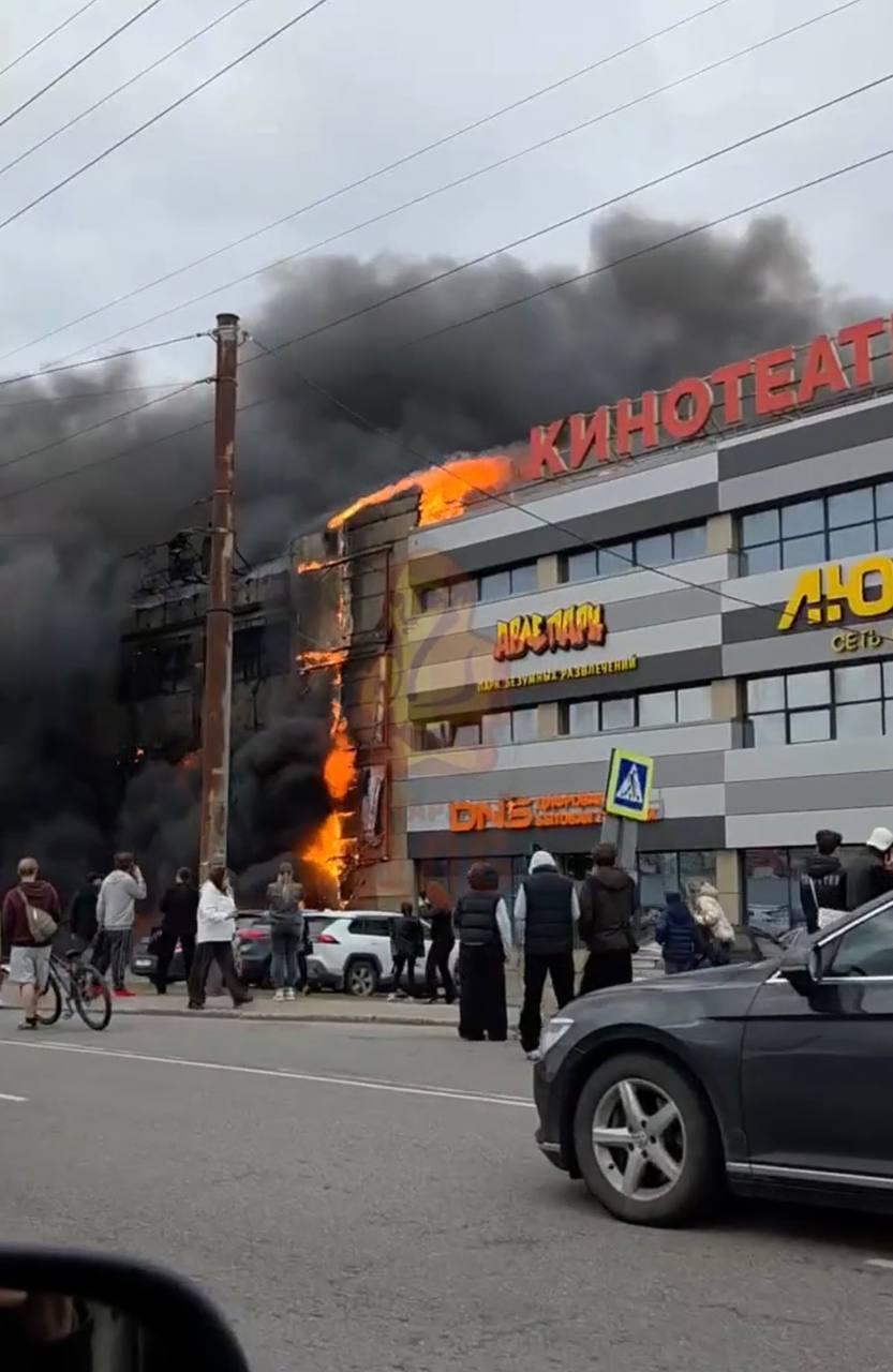 У російському Калінінграді горять три поверхи ТЦ на площи 1000 кв метрів
