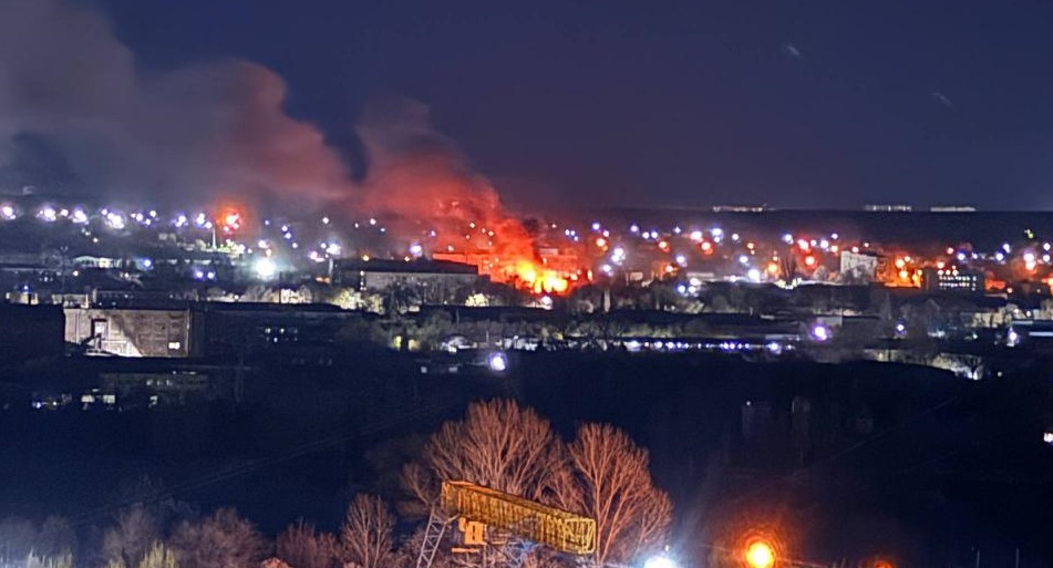 У центрі окупованого Луганська пролунали вибухи та почалися пожежі — окупаційна влада поки що мовчить