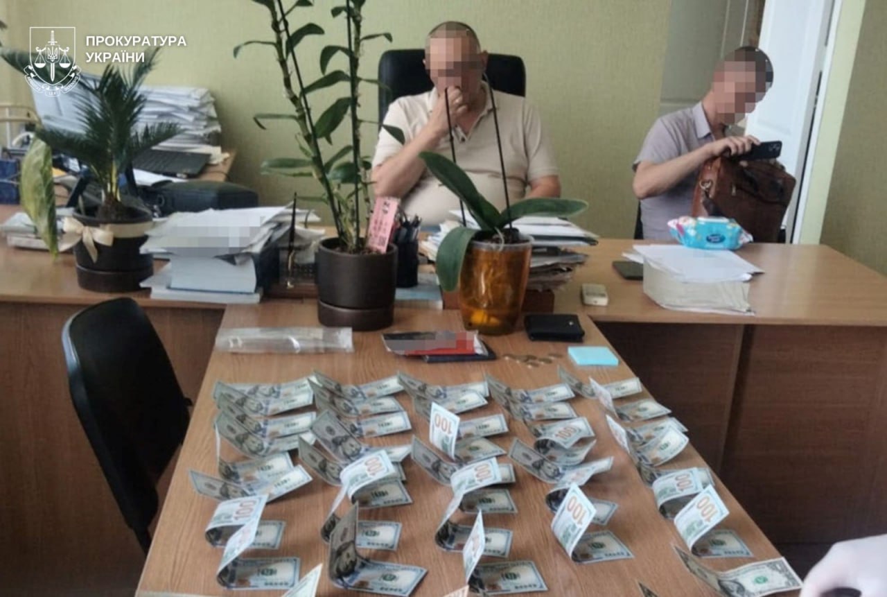 У Слов'янську за вимагання хабаря у лікаря-нарколога конфіскували автівки, житло та гроші