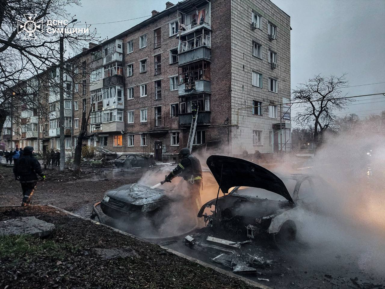 Росіяни поцілили в житлову п'ятиповерхівку на Сумщині, сталась пожежа, є травмовані
