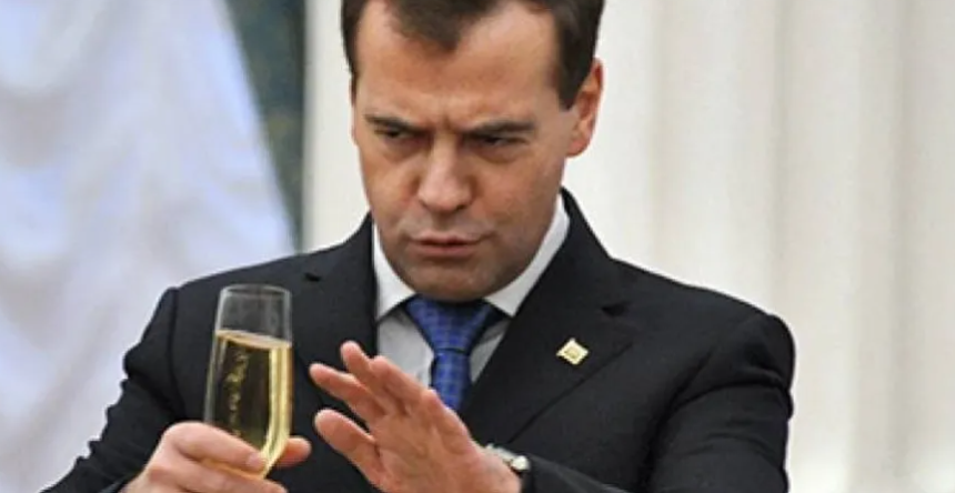 Дмитро Медведєв, який здобув сумнівну славу, публікуючи хамські пости в соціальних мережах, буде керувати випуском шкільних підручників із природознавства