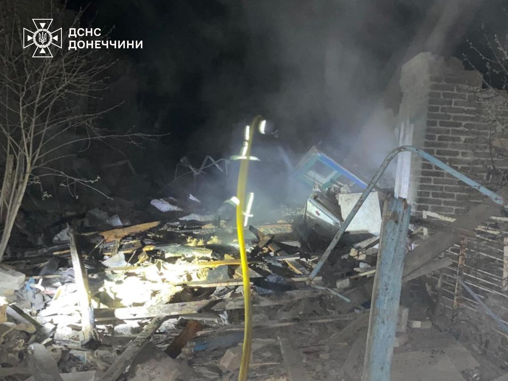 У Краматорську надзвичайники дістали  тіло жінки з-під завалів будинку та ліквідували пожежу