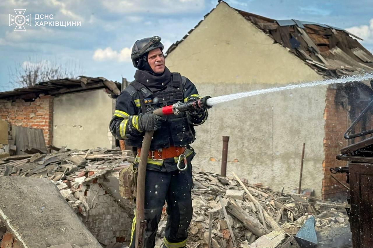 З Харківщини й Херсону повідомили про удари безпілотниками: загинула людина, горіли будинок і автівки