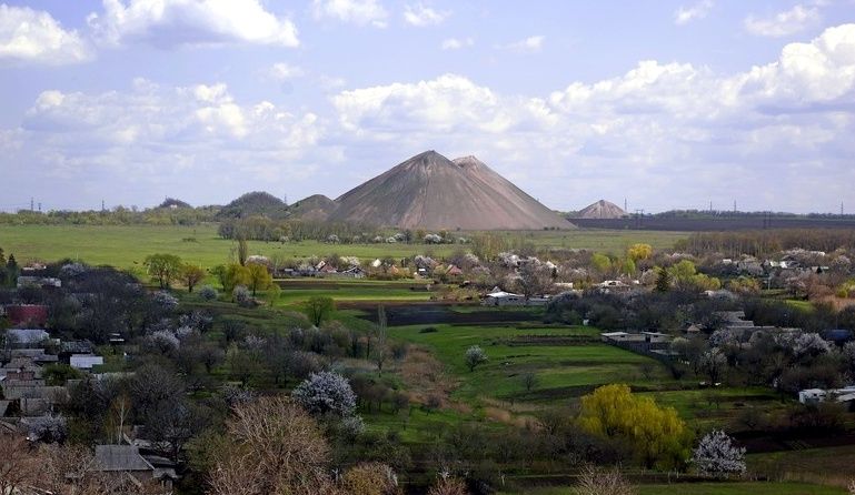 У «ДНР» хочуть видобувати з териконів вугілля, робити з них бордюри та шлакоблоки, але поки не можуть знайти власників майже 600 шахтних відвалів