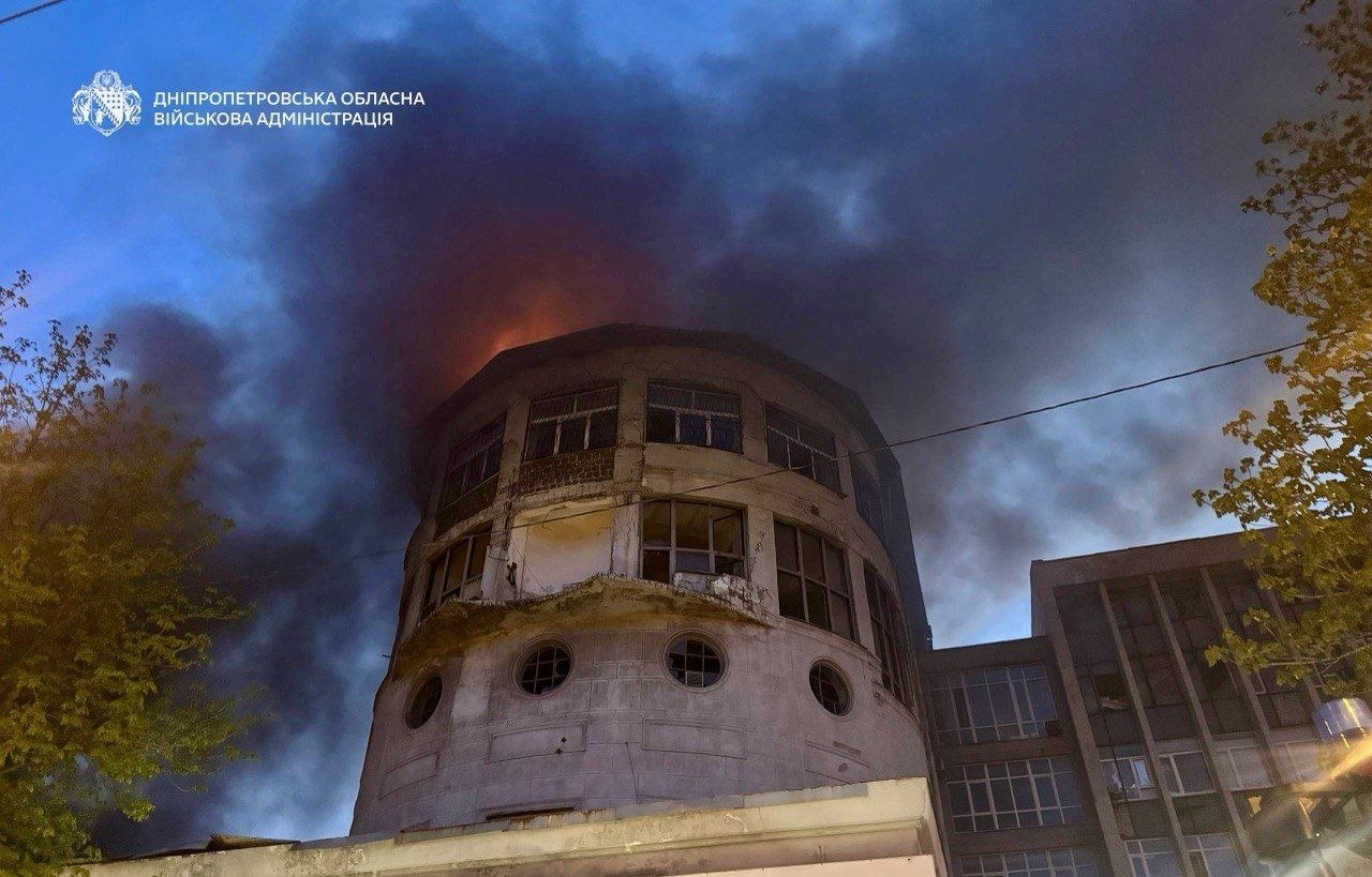 У середмісті Дніпра внаслідок російської атаки горить адмінбудівля, є постраждалі