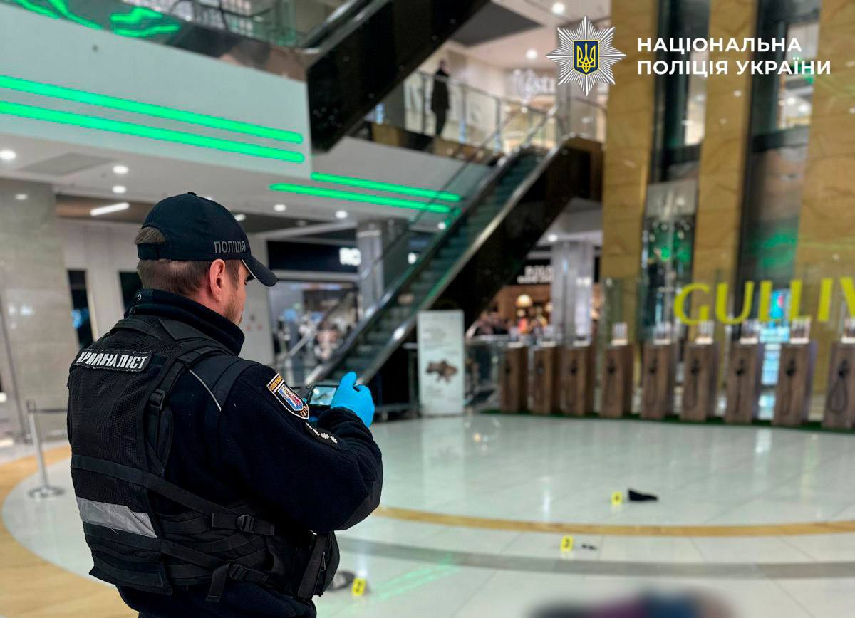 У Києві з висоти п'ятого поверху торгівельного центру випав чоловік