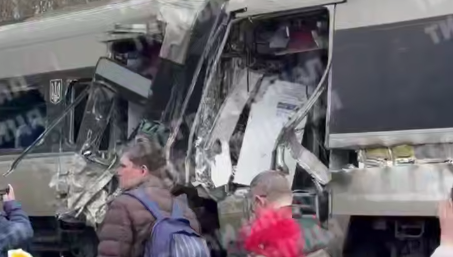Тепловоз протаранив швидкісний поїзд, що прямував із Києва до Польщі