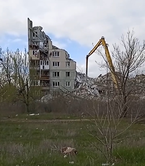 Окупанти у Сіверськодонецьку демонтували дев'ятиповерхівку, яка чотири роки простояла пошкодженою після бойових дій
