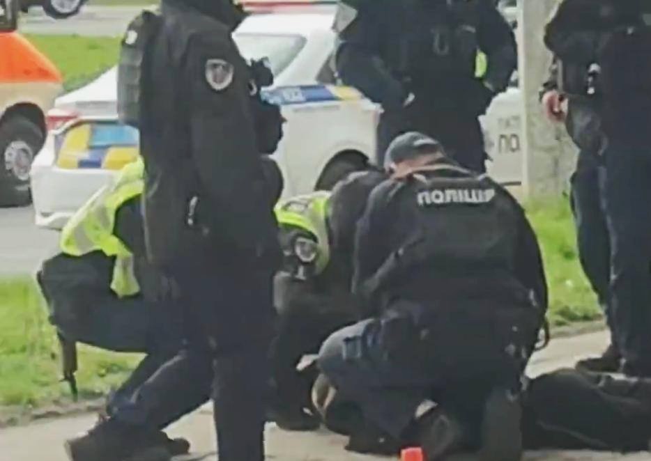 З Чернігова повідомили про стрілянину, поліція заявила про вилучення в чоловіка стартового пістолета