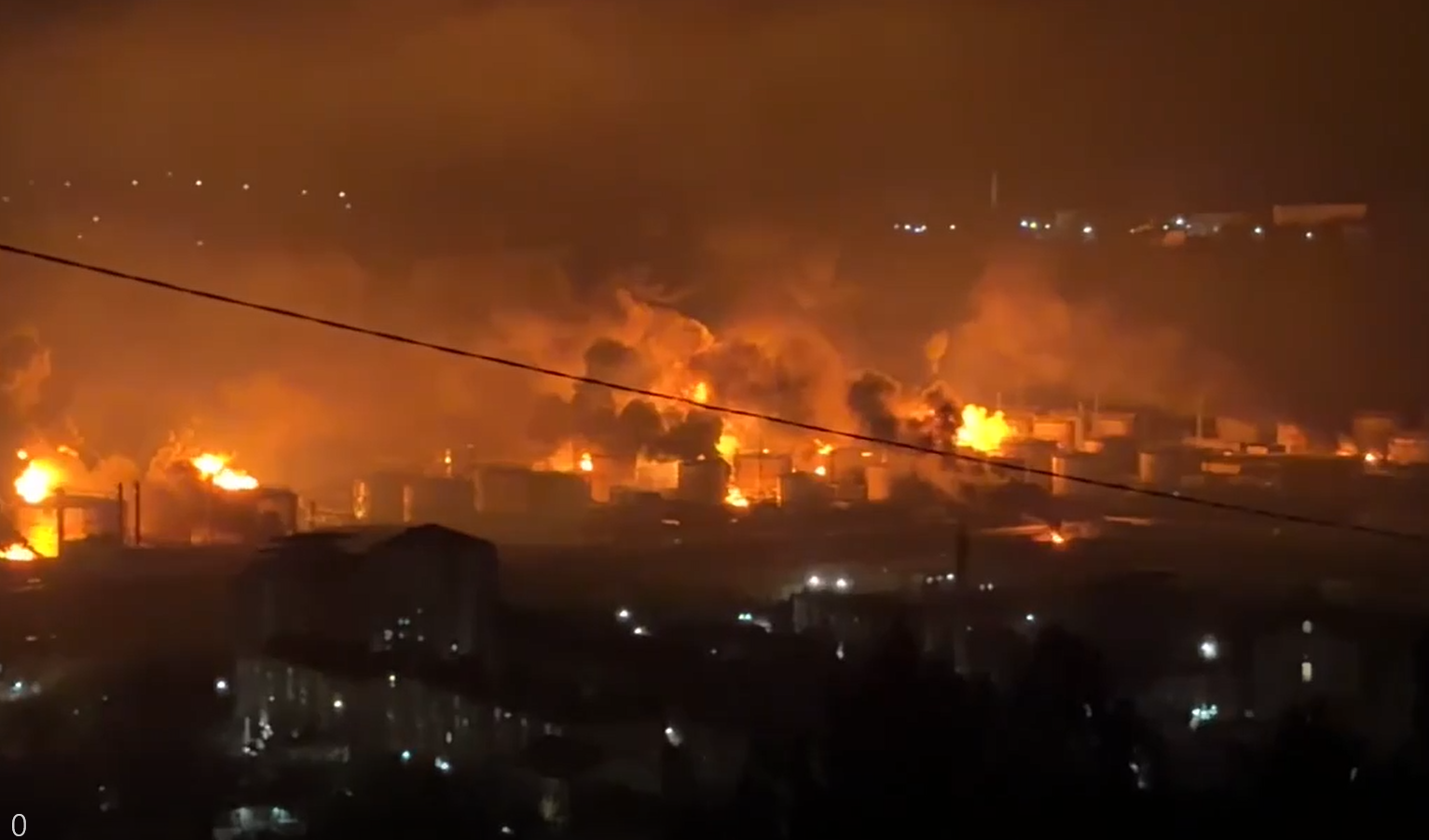 У російському Туапсе після атаки дронів спалахнула сильна пожежа в морському порту та на нафтопереробному заводі