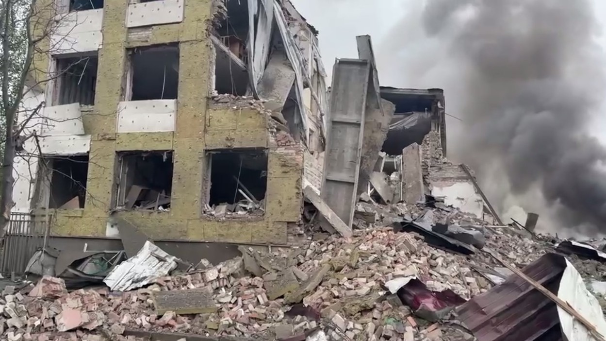 Вночі ворог двічі вдарив по Словʼянську фугасними авіабомбами