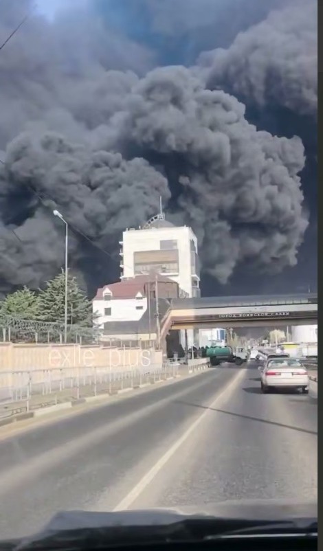 У російському Туапсе продовжує горіти нафтосховище. У місті пройшов «нафтовий» дощ