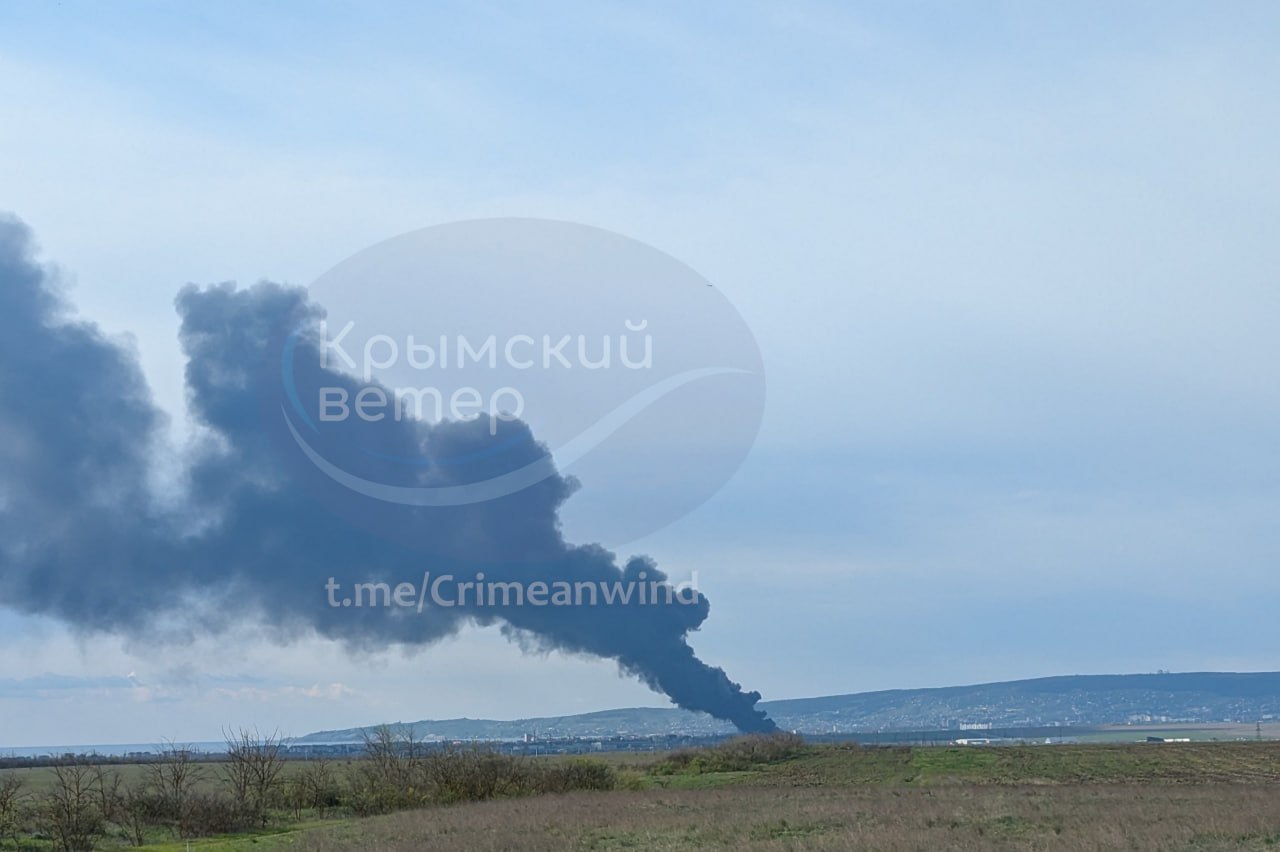 У Феодосії після нічної атаки дронів знову потужно горить нафтобаза