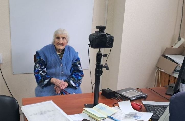 У Слов’янську 100-річна жінка оформлює закордонний паспорт для поїздки до Європи