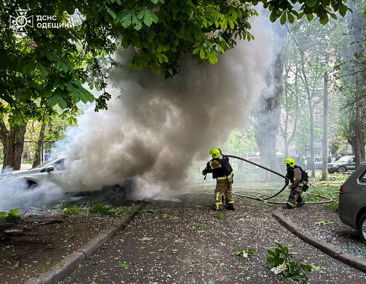 В Одесі є постраждалі від російського удару, постраждало житло, горіли автівки