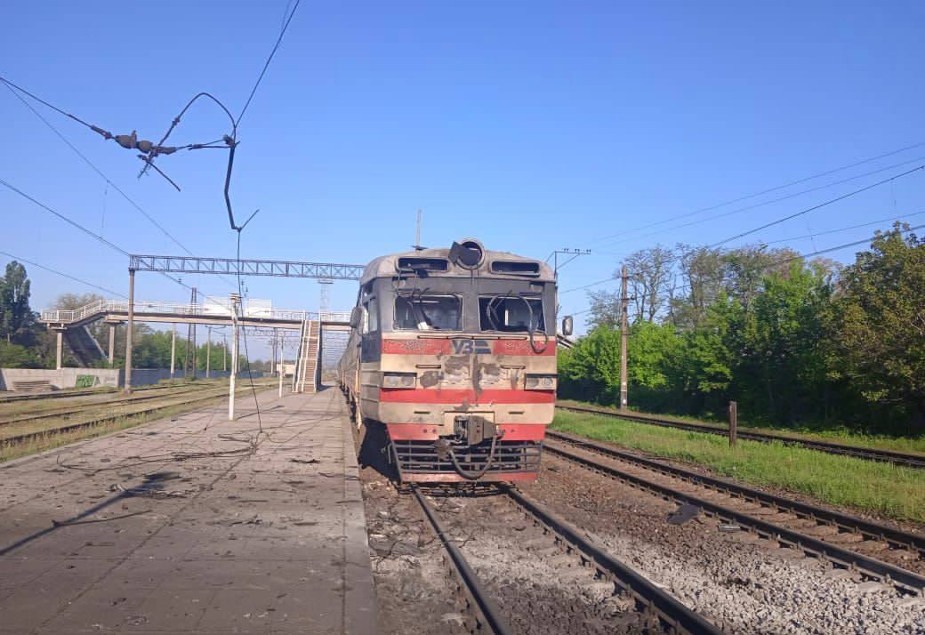 Ворог атакував залізничну станцію на Запоріжжі: поранені пасажири, знищено головний вагон електрички