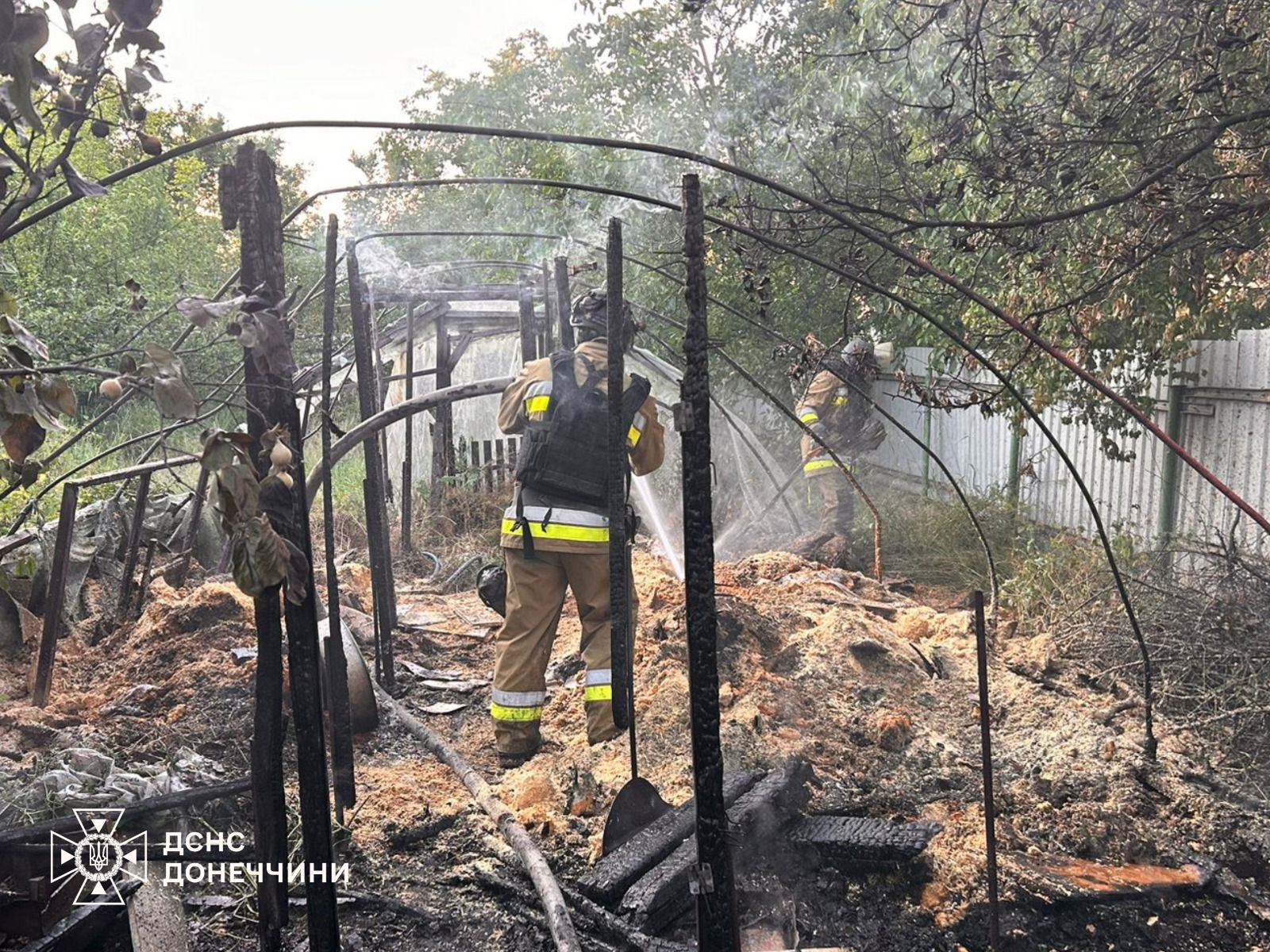 Двох жінок під час ліквідації пожежі після обстрілу врятували надзвичайники на Донеччині , фото-4