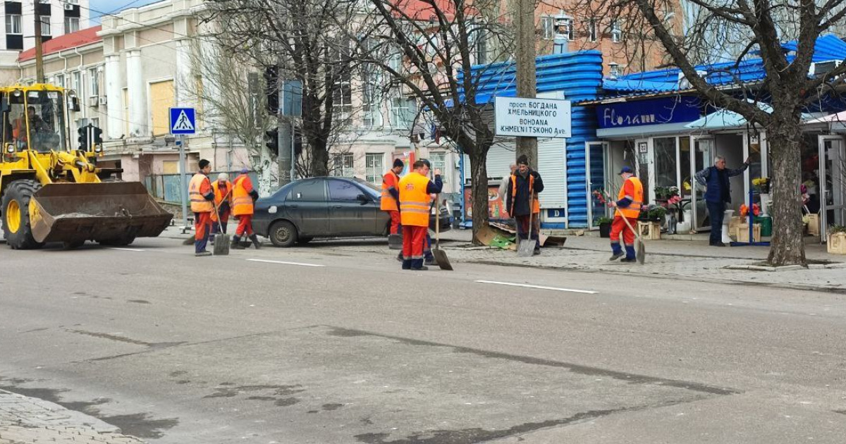 В Донецке сообщили о 16 раненных и одной погибшей из-за обстрела, последствия которого срочно убрали коммунальщики
