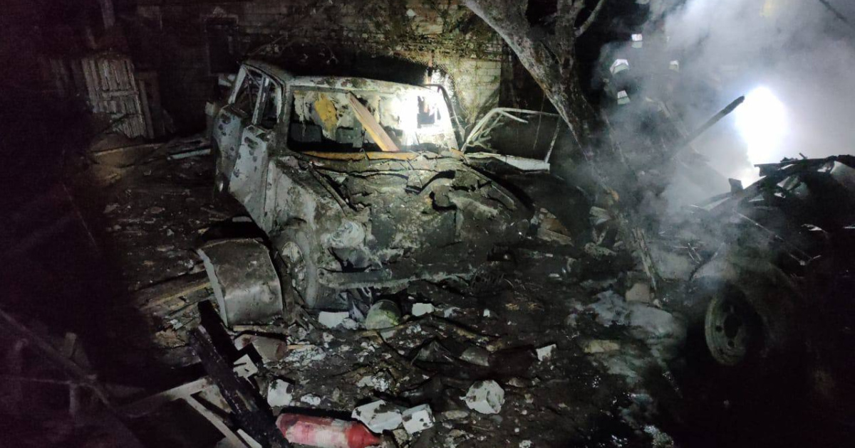 Під час нічного обстрілу Харкова окупанти атакували овочеву фабрику і зруйнували приватні будинки в області