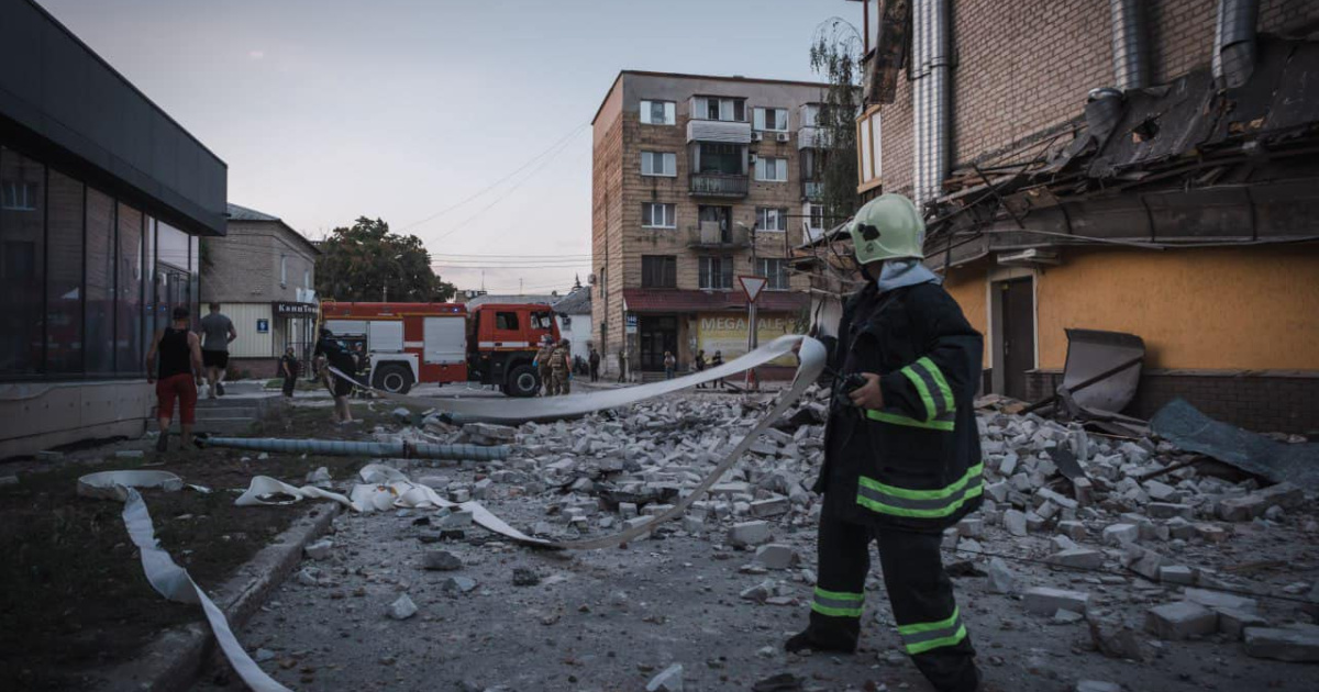 Як виглядає місце ракетного удару у Покровську