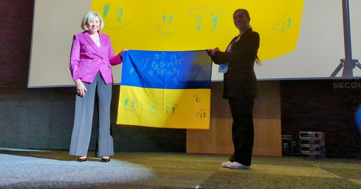 Врачи представили в Париже флаг с отпечатками ножек новорожденных украинцев