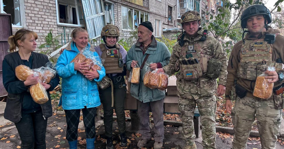 “Білі Янголи” доставили до Авдіївки 1500 буханок хліба
